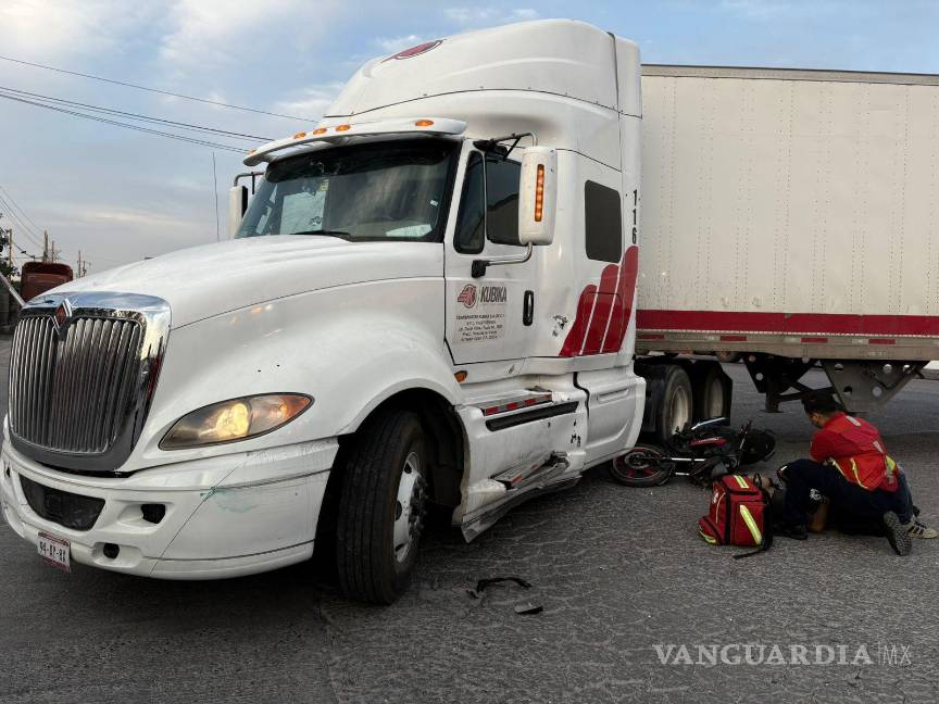 Muere motociclista tras choque contra tráiler en Ramos Arizpe