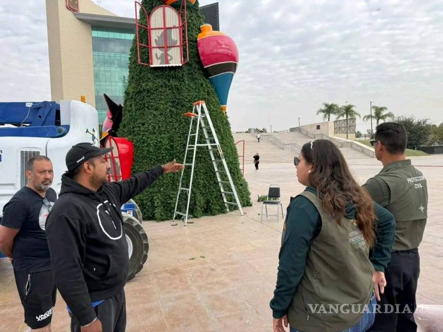 $!Elementos de Bomberos revisan conexiones eléctricas e iluminación navideña.