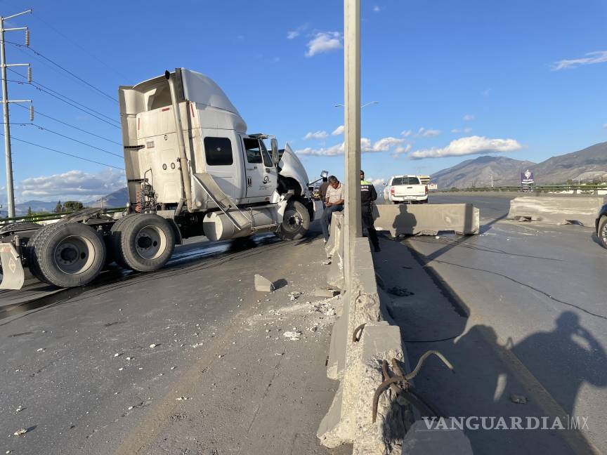 Tráiler provoca caos vial en bulevar Fundadores, en Saltillo, tras accidente sin lesionados