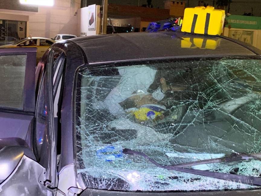 $!Elementos de Tránsito Municipal aseguraron el área del accidente mientras una grúa retiraba el vehículo siniestrado.