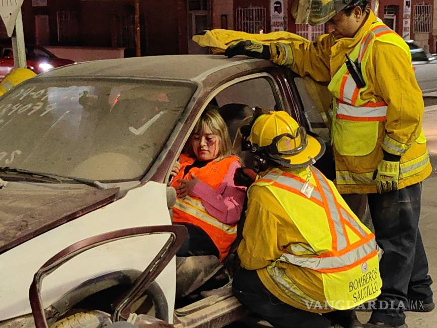 $!Elementos del Cuerpo de Bomberos participaron en un simulacro que mostró la extracción de una persona prensada tras un accidente, como parte de la jornada de prevención.