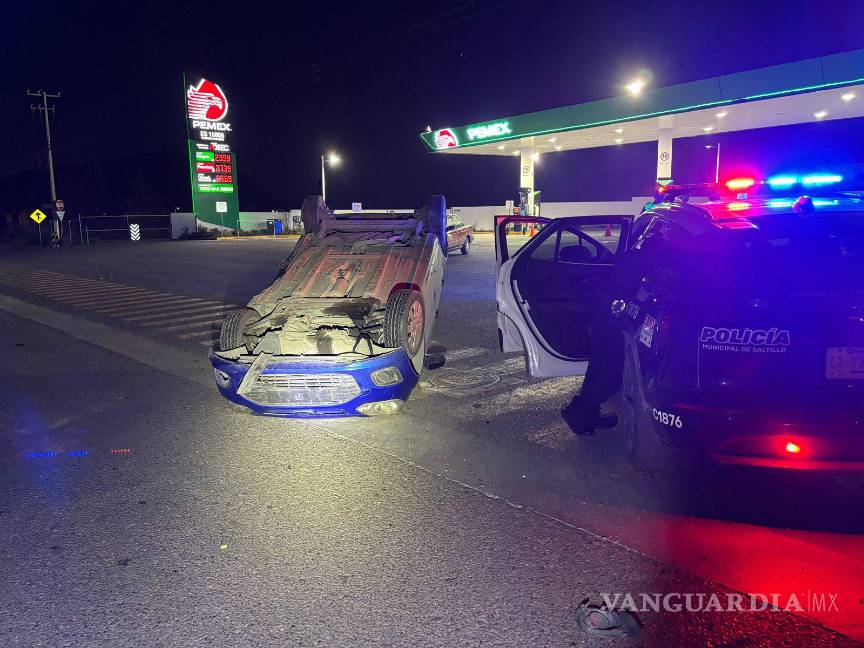 $!El exceso de velocidad y el alcohol habrían provocado la aparatosa volcadura.