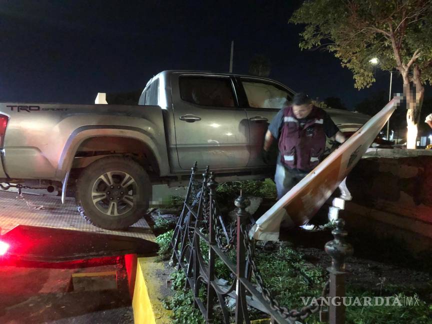 $!La camioneta fue retirada del lugar por una grúa tras el accidente.