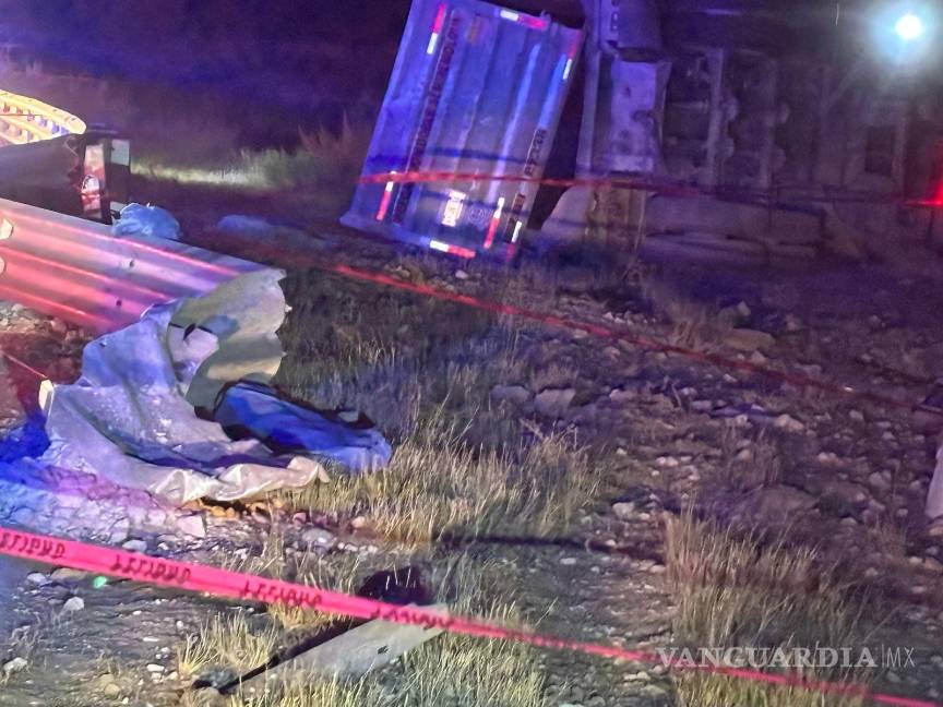 $!La pesada unidad quedó recostada sobre su costado derecho, con la grava esparcida a lo largo de varios metros.
