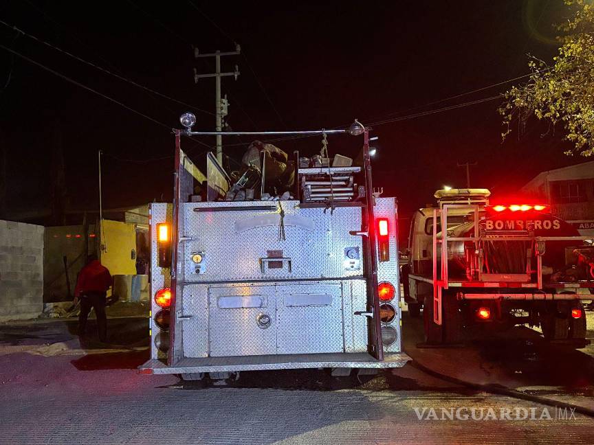 $!Elementos del Cuerpo de Bomberos lograron evitar que el fuego se propagara a otras viviendas cercanas.