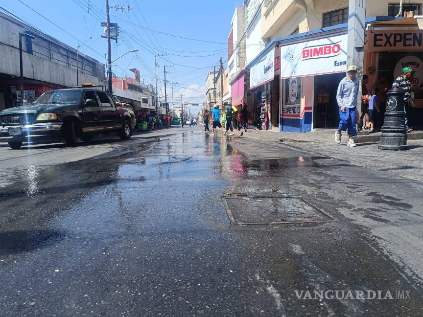 $!Las altas temperaturas empeoran los olores y hacen más insoportable la jornada para quienes trabajan en la zona.