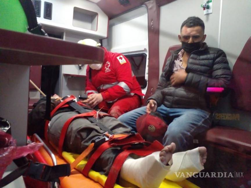 Prensados tres jóvenes en volcadura en la calzada Antonio Narro; 2 graves