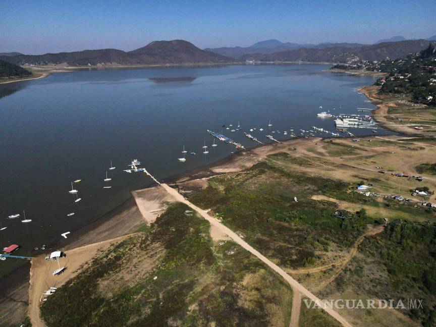 $!Las orillas de la presa Miguel Alemán quedan expuestas debido a los bajos niveles de agua en Valle de Bravo, México.