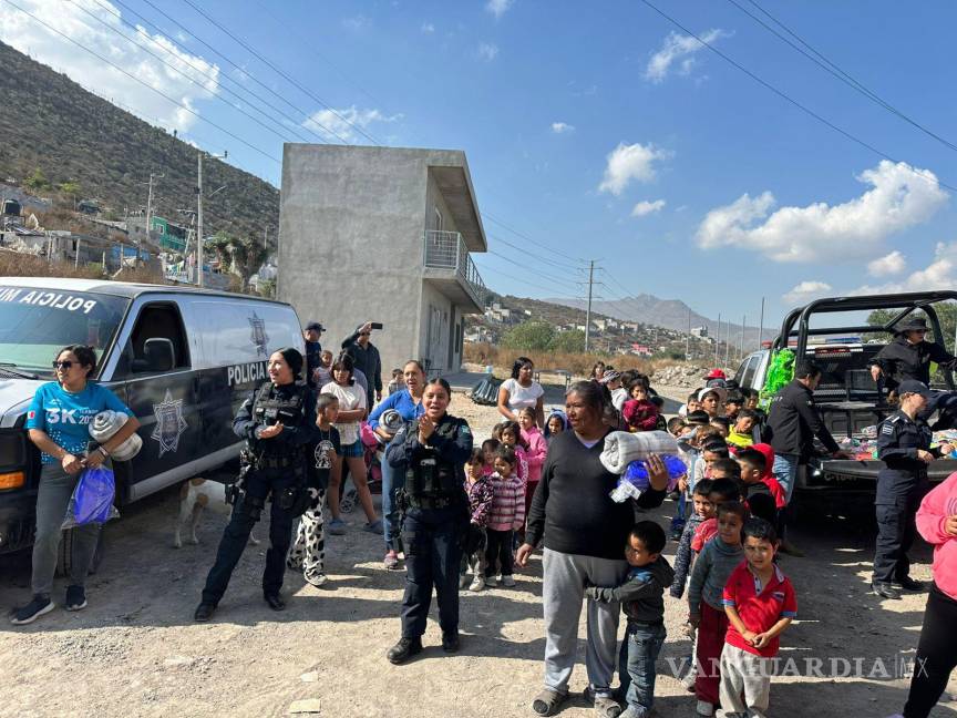 $!Oficiales de la policía municipal entregando juguetes y sonrisas en la colonia San Nicolás de los Berros.