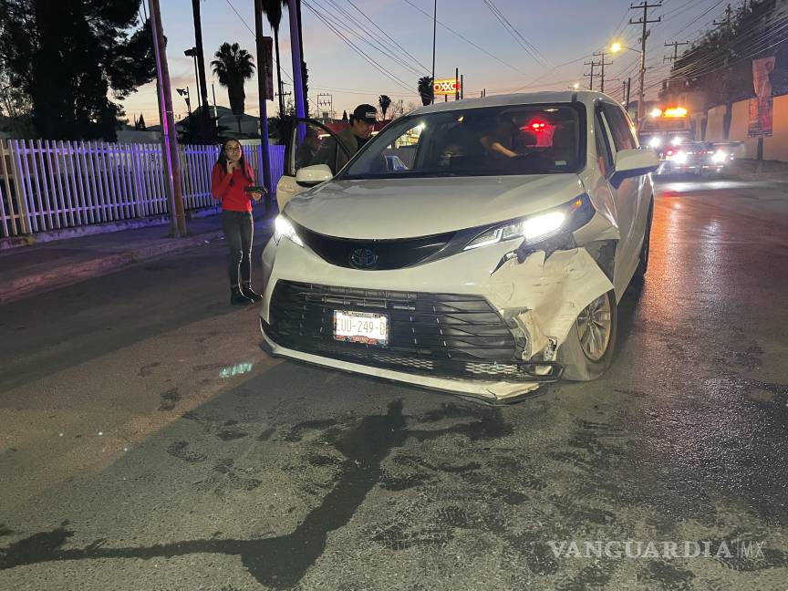 Choca en la colonia Los Maestros, en Saltillo, por pasarse un alto
