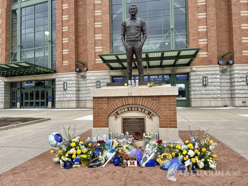 $!Una estatua de Bob Uecker esta colocada afuera del American Family Field en Milwaukee.