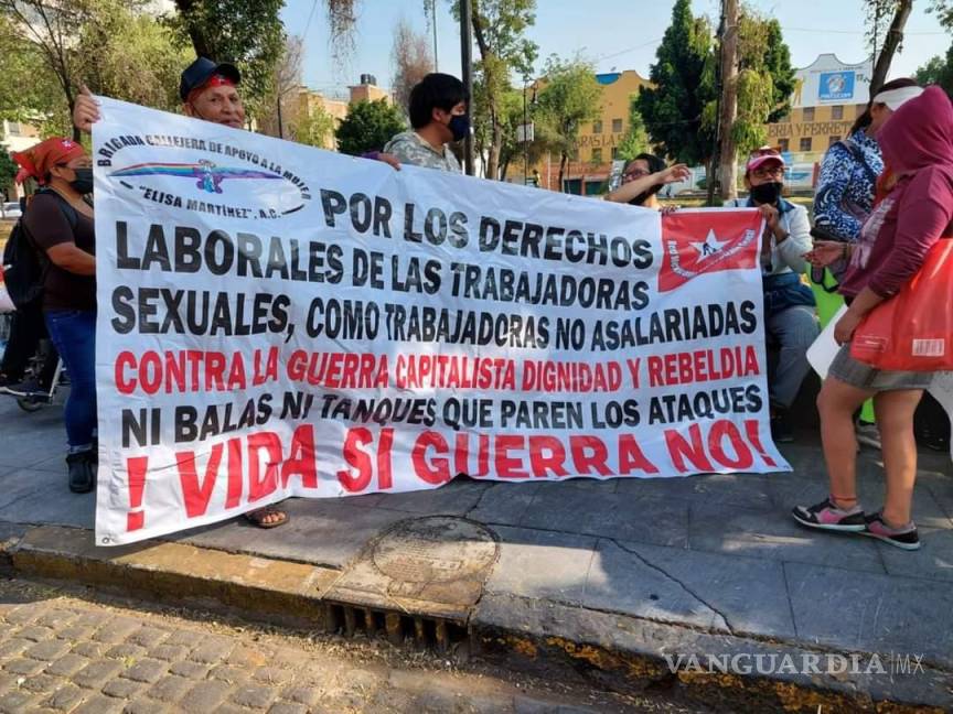 $!Trabajadoras sexuales y contingentes de apoyo marcharon desde la Merced, exigiendo que cese la persecución policiaca a su trabajo