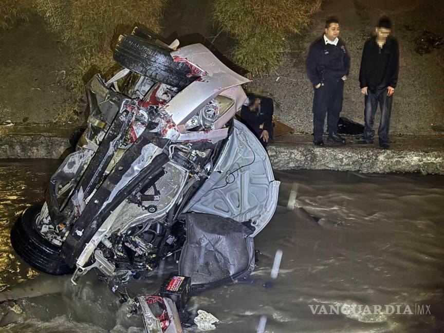 $!El vehículo Honda Accord terminó completamente destrozado tras caer al fondo del arroyo Pituchín en Saltillo.