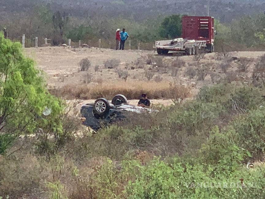$!Para no chocar, la conductora del auto Vento giró el volante terminando volcado en un barranco.