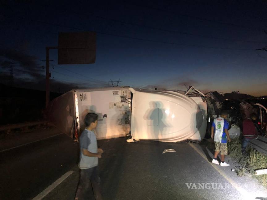 $!Volcadura provoca cierre de la carretera libre Saltillo-Monterrey