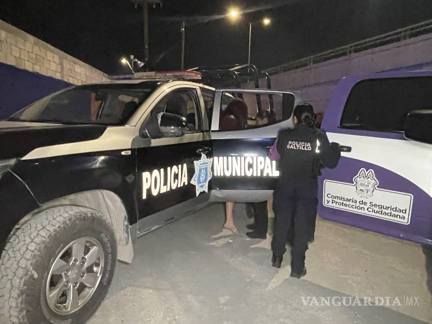 Mujer es arrojada de un auto en movimiento, en Saltillo