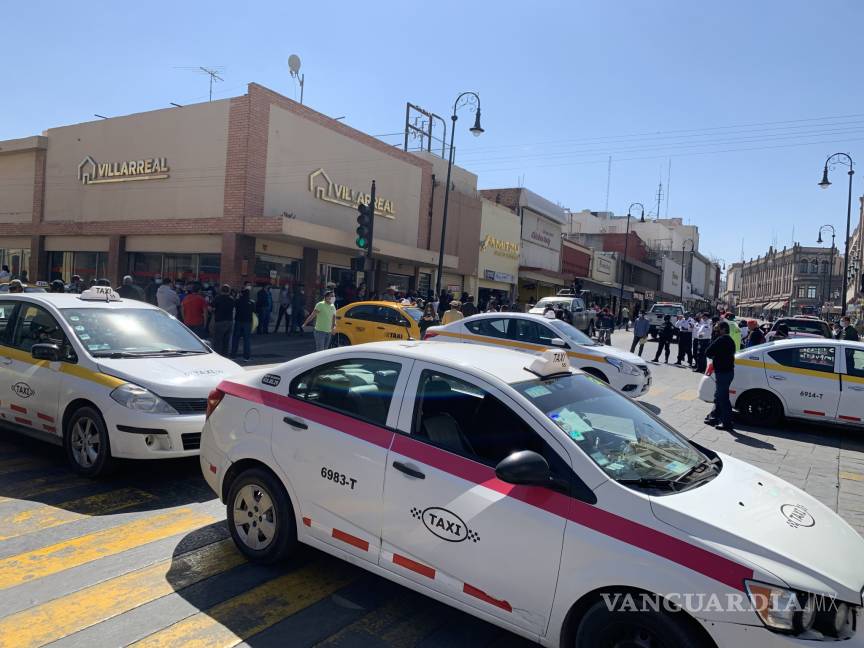$!Bloquean taxistas Centro Histórico de Saltillo; exigen que plataformas privadas paguen impuestos