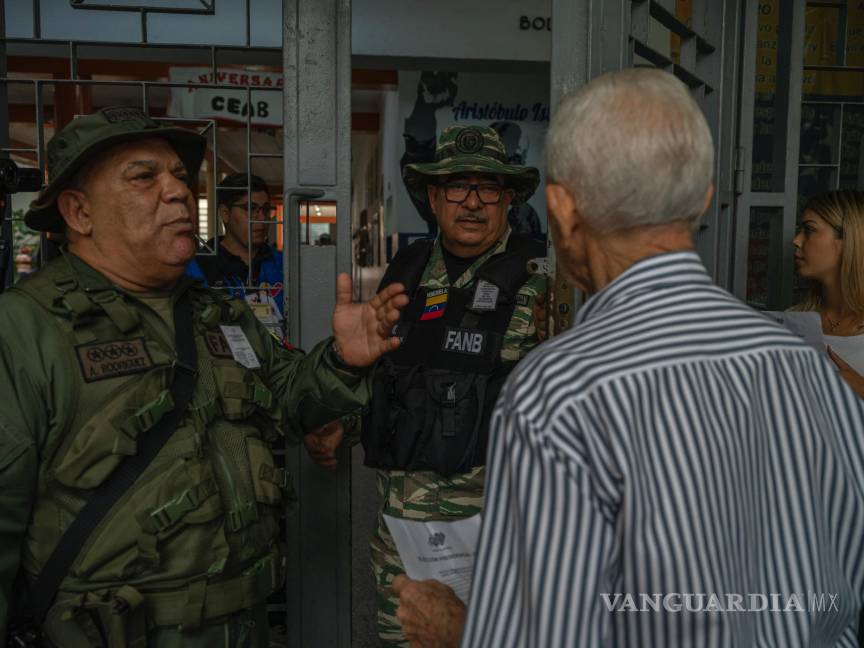 $!A los observadores de la oposición se les negó la entrada a un centro electoral, en Caracas, el domingo.