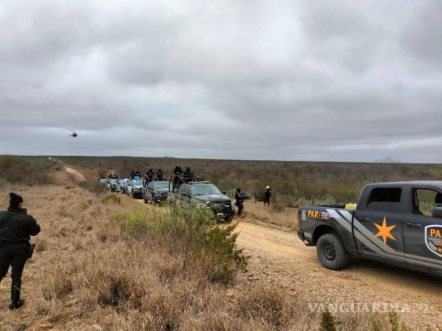 $!Convoy de patrullas recorriendo una brecha rural en el norte del estado.