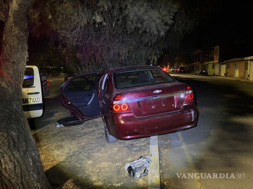 $!Elementos de Tránsito Municipal remolcaron el automóvil al corralón.