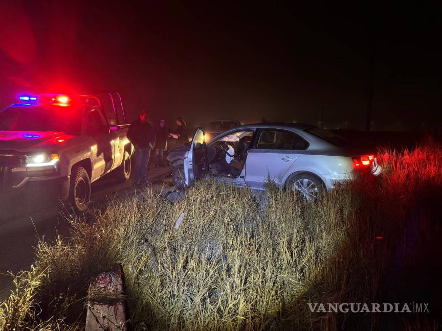 $!Autoridades trabajan para retirar el vehículo accidentado y asegurar la vialidad tras el impacto en Saltillo.