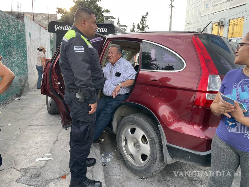 Choque múltiple en Bellavista, en Saltillo: joven provoca accidente y daña puesto de comidas