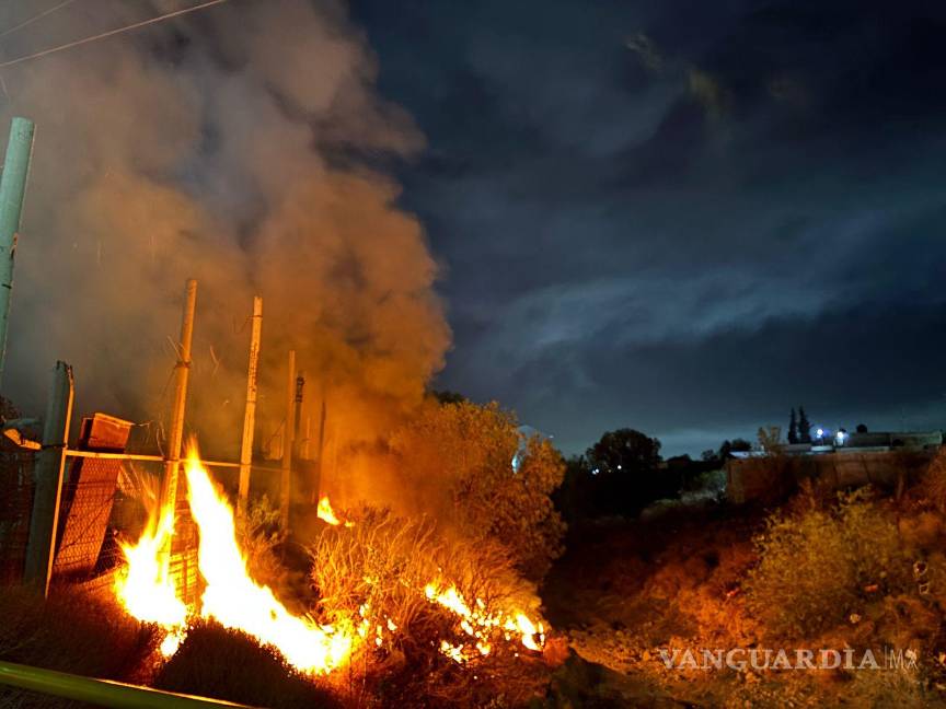 $!La rápida intervención de cuerpos de emergencia evitó que las llamas alcanzaran un negocio cercano en la colonia Herradura.