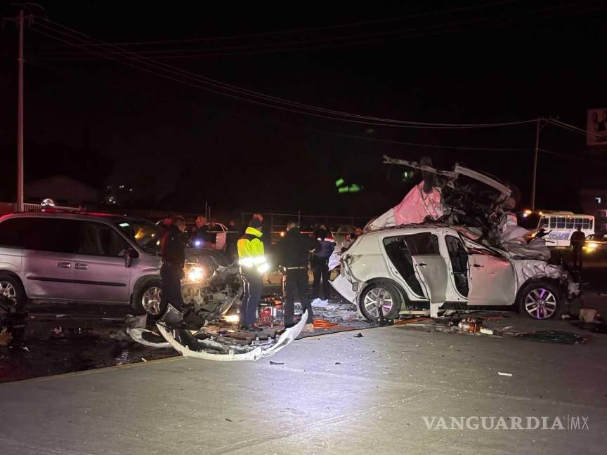 $!La vialidad permaneció cerrada por más de cinco horas mientras se realizaban labores de rescate y peritaje.