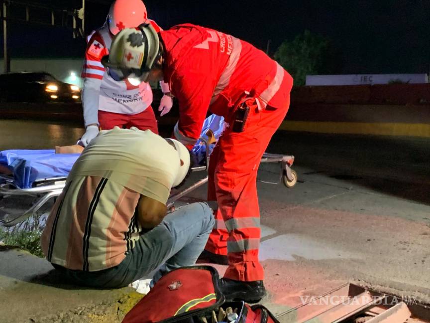 $!El joven motociclista fue trasladado a la Cruz Roja para descartar fracturas luego del fuerte impacto en el periférico Luis Echeverría Álvarez.