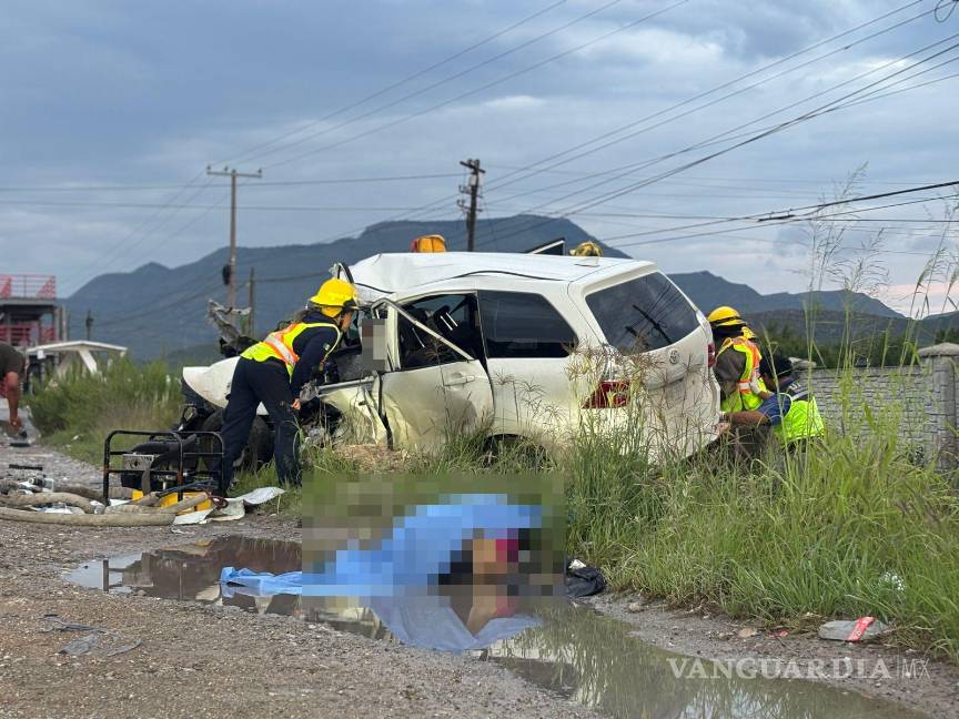 $!Una de las víctimas fue proyectada fuera del vehículo y quedó tendida sobre la carpeta asfáltica.