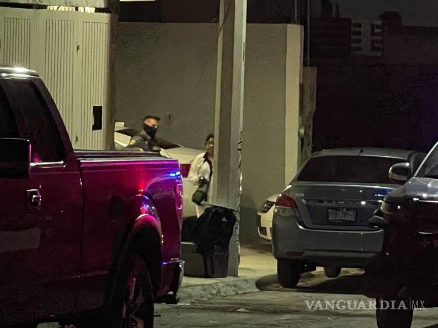 $!Elementos de la Fiscalía realizaron las diligencias en el domicilio donde fue hallado el joven.