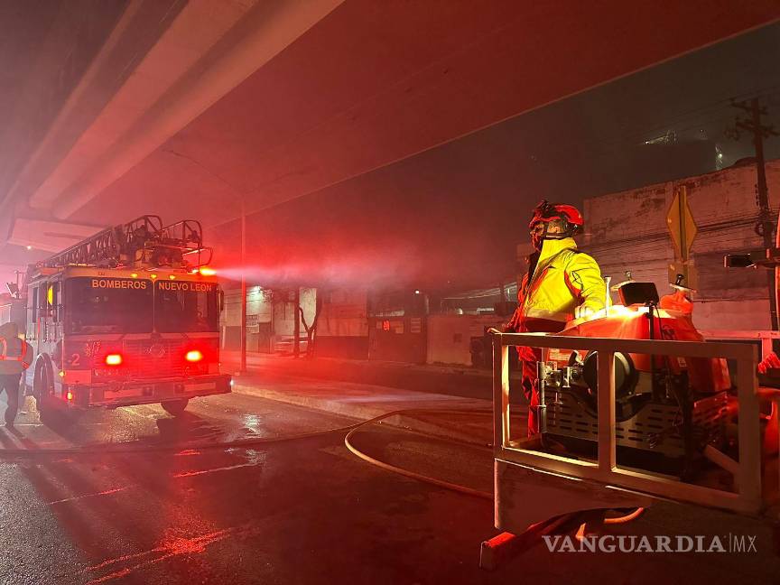 Incendio afecta tres bodegas en Monterrey, Nuevo León