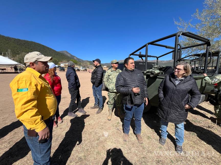 $!Brigadistas y voluntarios trabajan en la zona afectada en El Tunal, Arteaga, combatiendo el fuego desde distintos frentes para evitar su propagación.