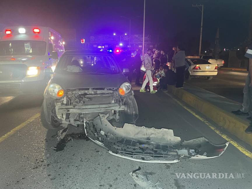 Autobús embiste a motociclista y lo proyecta contra un auto, en Saltillo