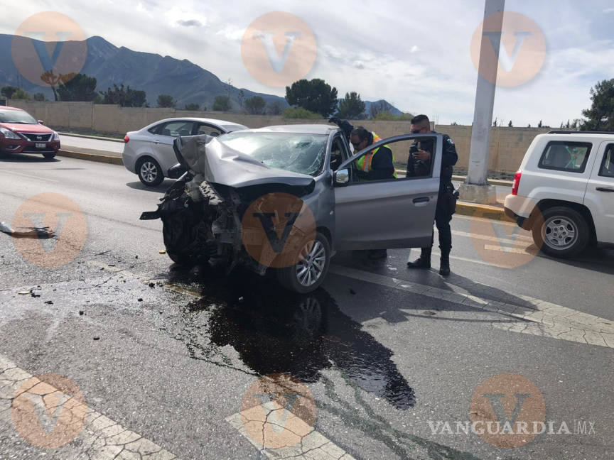 $!Policía de Coahuila pierde control de su auto y choca, al sur de Saltillo
