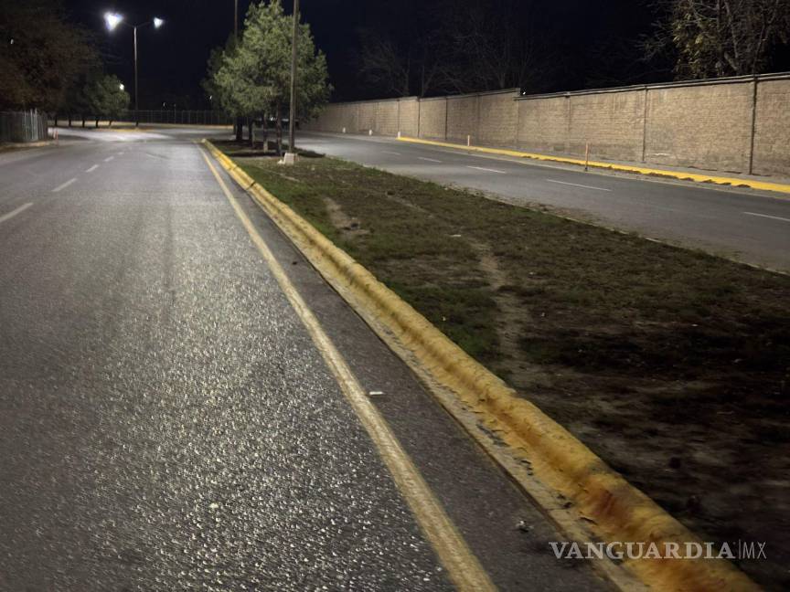 $!El conductor perdió el control al tomar la curva, subiendo al camellón central antes de impactarse contra el muro perimetral.