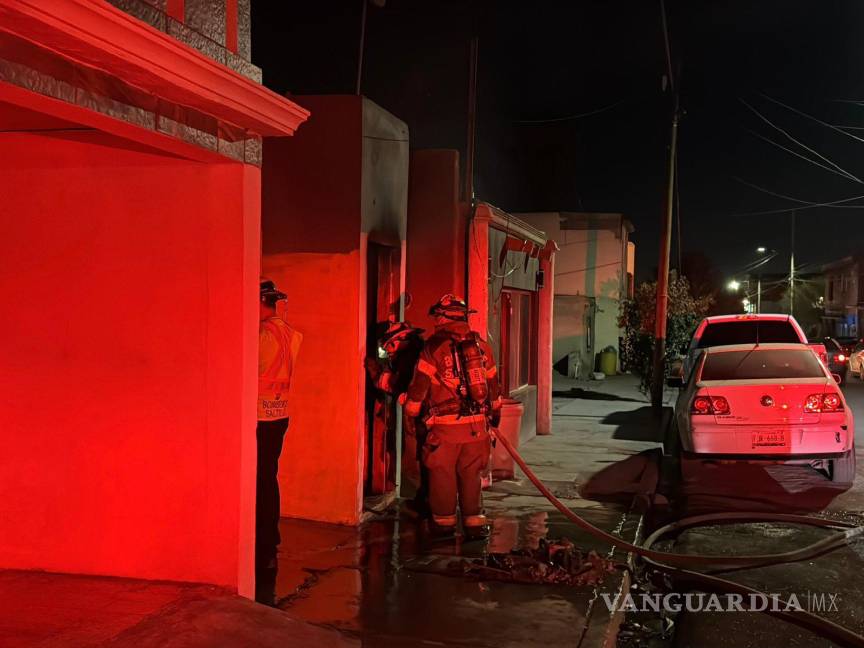 $!La casa sufrió daños irreparables debido al fuego provocado por un corto circuito.