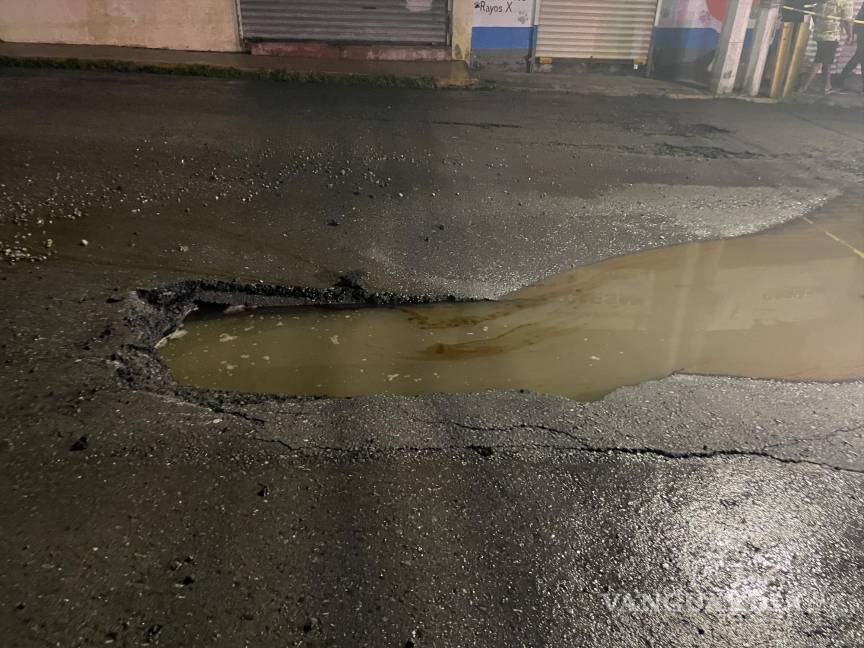 Bache ‘invisible’ origina volcadura en Saltillo; lo confundieron con charco de agua