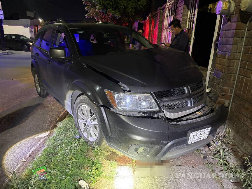 $!La habitante fue despertada por el estruendo del choque y salió a verificar los daños.