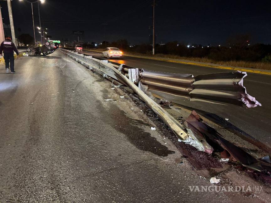 $!La barrera metálica presentó daños tras el impacto de la unidad.