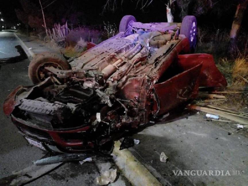 Prensados tres jóvenes en volcadura en la calzada Antonio Narro; 2 graves