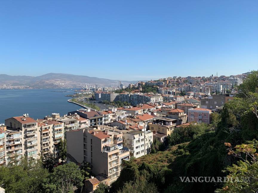 $!Vista de la bahía en el mar Egeo donde se ubica Esmirna desde el mirador de Asansör, un elevador construido en 1907 por un empresario judío para ayudar a salvar el empinado desnivel desde la costa hacia el interior, y que hoy es una atracción turística. EFE/Antonio Sánchez Solís