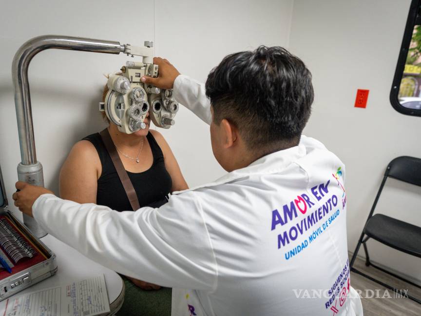 $!Niños y adultos reciben lentes gratuitos tras un examen de la vista, como parte del esfuerzo integral del programa por mejorar la salud visual.