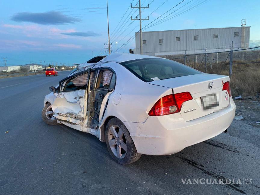 $!El vehículo volcado fue remolcado al corralón tras el accidente, donde permanecerá hasta que el conductor asuma la responsabilidad de los daños y las multas correspondientes.