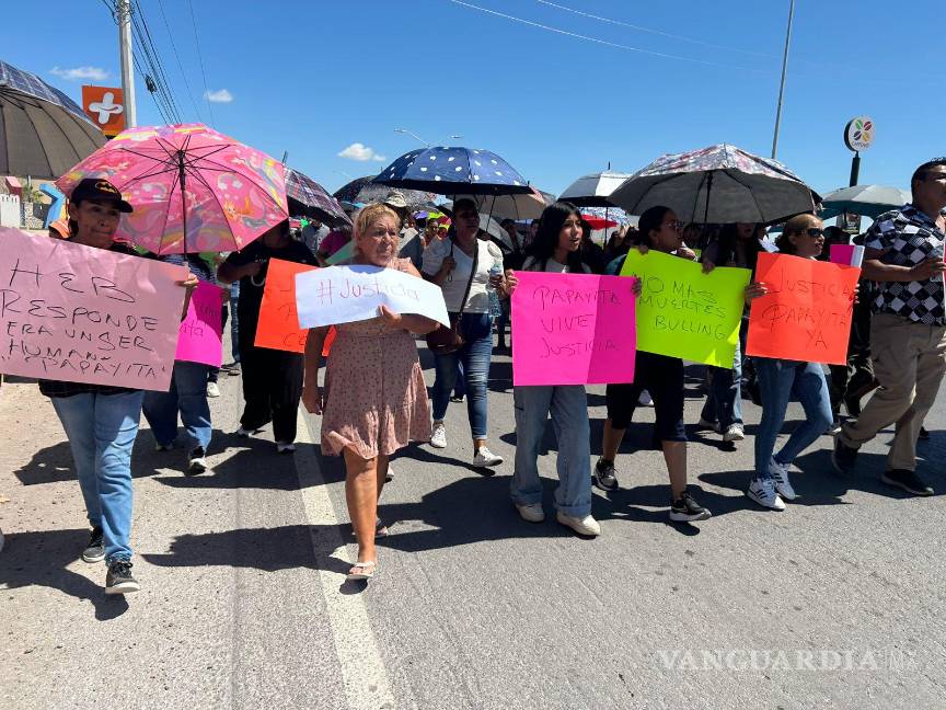 $!Familiares, amigos y vecinos de Carlos Gurrola Arguijo, conocido como “Papayita”, marcharon en Torreón para exigir justicia por su muerte tras presunto acoso laboral.
