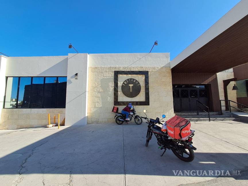 $!Los establecimientos que abrieron el Día de Navidad atendieron tanto consumo en mesas como pedidos para llevar.