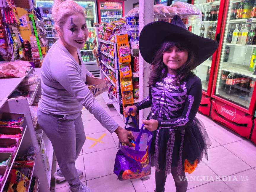 $!Comerciantes aprovecharon la noche de Halloween para ofrecer postres y productos.