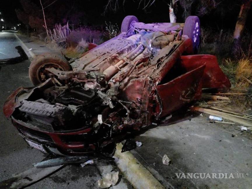 Prensados tres jóvenes en volcadura en la calzada Antonio Narro; 2 graves