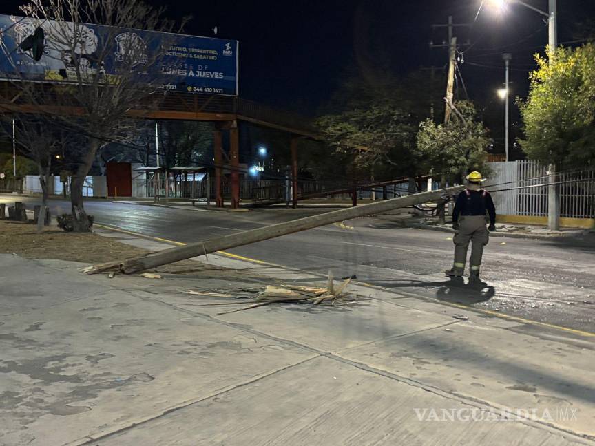 $!Un poste derribado quedó sobre la vialidad, obstruyendo el tránsito en el bulevar Paseo de la Reforma, mientras elementos de tránsito cerraban la circulación.