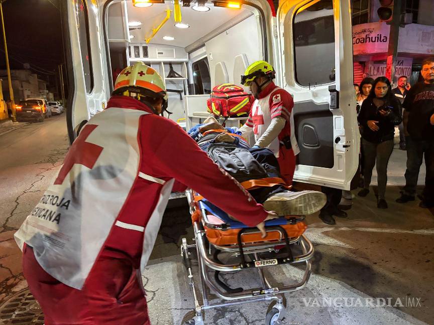 $!Paramédicos de la Cruz Roja atendieron al lesionado en el lugar y lo trasladaron a una clínica del IMSS.